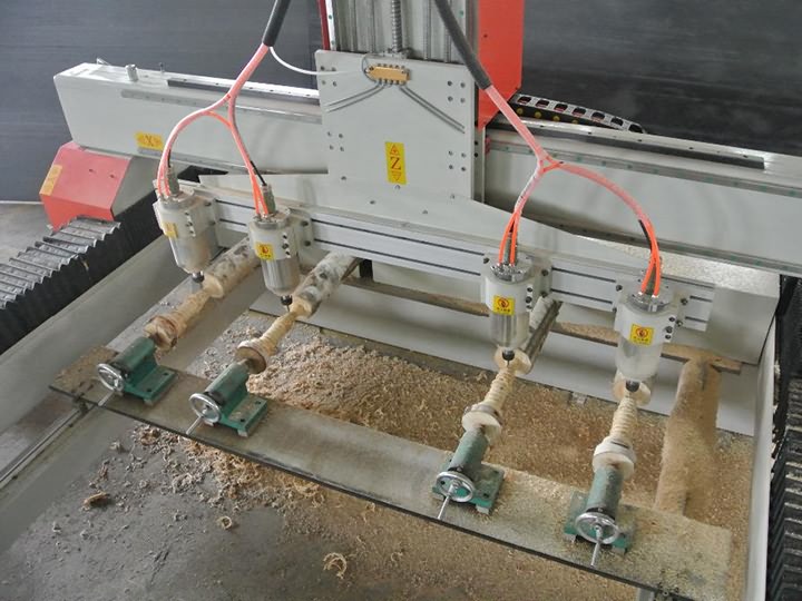 帶旋轉軸的 4 頭數控雕刻機 帶旋轉軸的 4 頭數控雕刻機