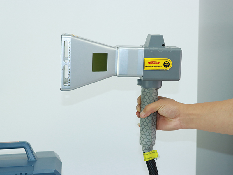 電池供電的便攜式手持光纖激光雕刻機