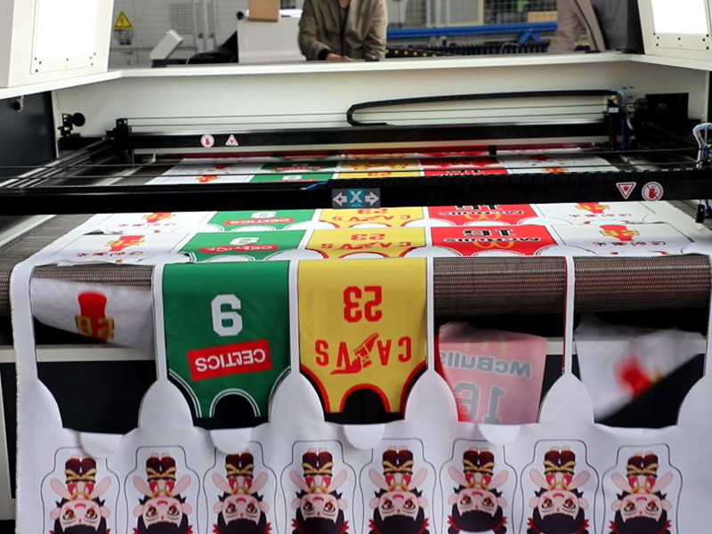 用于汽車內(nèi)飾項目的激光織物切割機 用于汽車內(nèi)飾項目的激光織物切割機