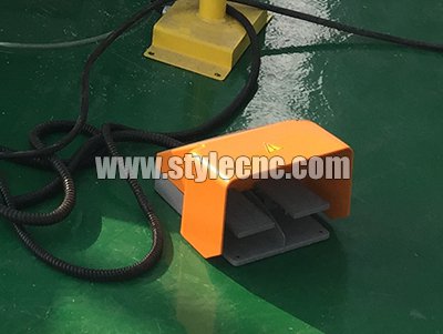定制家具數(shù)控雕刻機(jī)的踏板控制 定制家具數(shù)控雕刻機(jī)的踏板控制