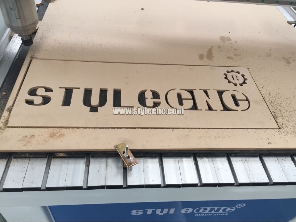 用于木標(biāo)牌雕刻項目的數(shù)控雕刻機(jī)