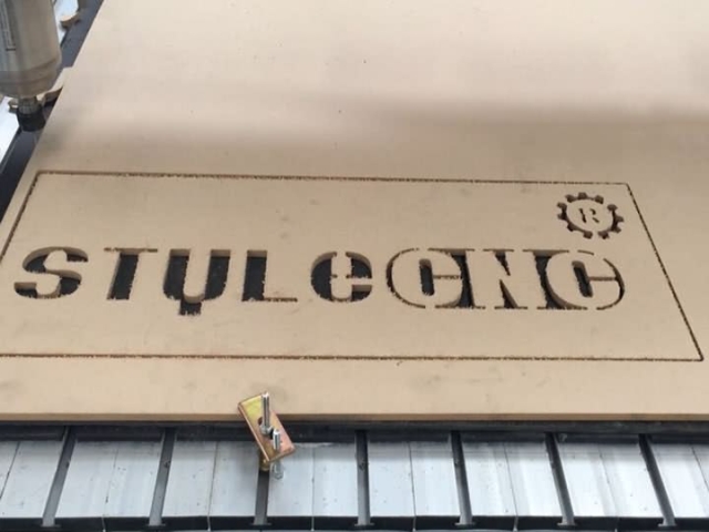 用于木質(zhì)標(biāo)牌切割項(xiàng)目的數(shù)控雕刻機(jī) 用于木質(zhì)標(biāo)牌切割項(xiàng)目的數(shù)控雕刻機(jī)