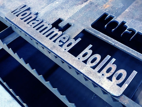 工業(yè)數(shù)控等離子切割工作臺,配備 Hypertherm 等離子切割機(jī) 工業(yè)數(shù)控等離子切割工作臺,配備 Hypertherm 等離子切割機(jī)