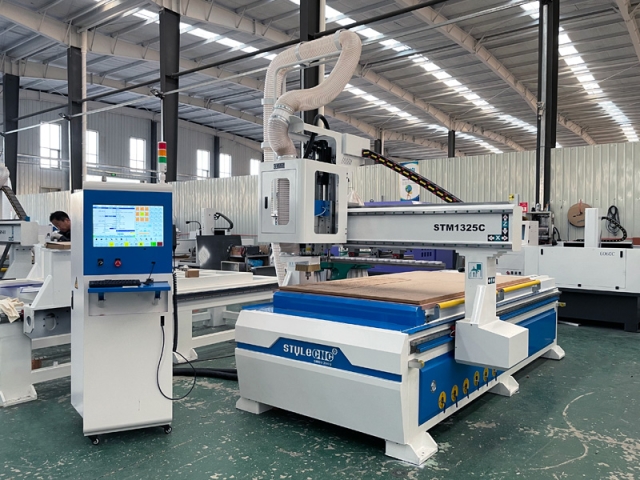 2025全新 4x8 帶換刀裝置的木工數控雕刻機