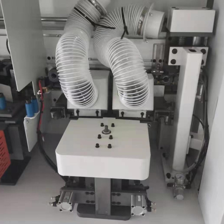 使用封邊機進行預銑削 使用封邊機進行預銑削