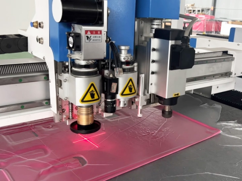 自動振動刀切割多層織物 自動振動刀切割多層織物