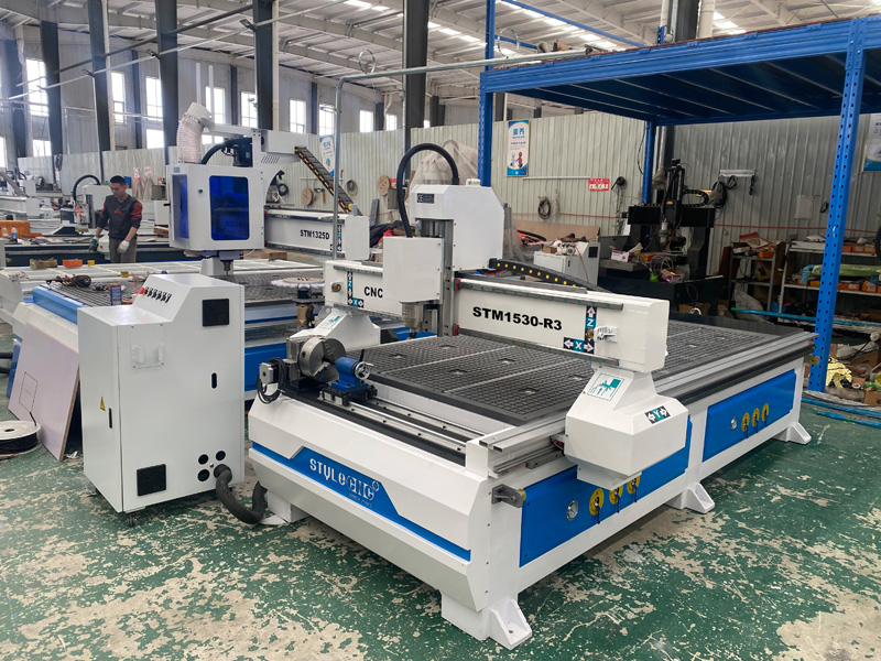 第五軸 5' x 10' 帶前旋轉工作臺的木工模型 - STM1530R3 第五軸 5' x 10' 帶前旋轉工作臺的木工模型 - STM1530R3