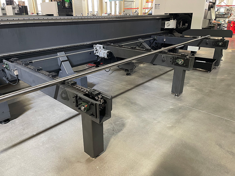 配備半自動送料裝置 配備半自動送料裝置